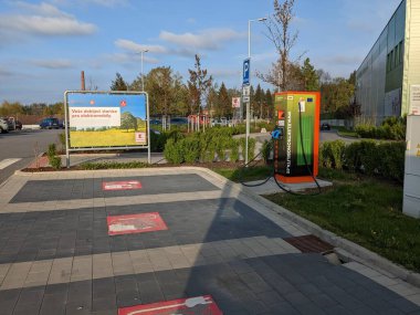 Humpol, Çek Cumhuriyeti - SEPTEMBER 13 2024: KAUFLAND ve E.ON elektrikli araba süperşarj istasyonu, Kaufland konumlarındaki elektrikli araçlara hızlı şarj çözümleri sunarak sürdürülebilir t 'yi destekliyor