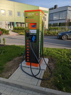 Humpol, Çek Cumhuriyeti - SEPTEMBER 13 2024: KAUFLAND ve E.ON elektrikli araba süperşarj istasyonu, Kaufland konumlarındaki elektrikli araçlara hızlı şarj çözümleri sunarak sürdürülebilir t 'yi destekliyor