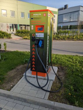 Humpol, Çek Cumhuriyeti - SEPTEMBER 13 2024: KAUFLAND ve E.ON elektrikli araba süperşarj istasyonu, Kaufland konumlarındaki elektrikli araçlara hızlı şarj çözümleri sunarak sürdürülebilir t 'yi destekliyor