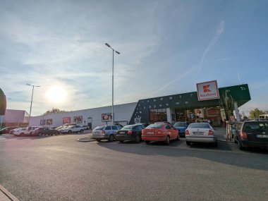 Prag, Çek Cumhuriyeti-3 Haziran 2024: Kaufland alışveriş merkezi, Çek Cumhuriyeti 'ndeki büyük perakende Alman şirketi