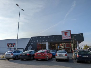 Prag, Çek Cumhuriyeti-3 Haziran 2024: Kaufland alışveriş merkezi, Çek Cumhuriyeti 'ndeki büyük perakende Alman şirketi