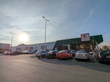 Prag, Çek Cumhuriyeti-3 Haziran 2024: Kaufland alışveriş merkezi, Çek Cumhuriyeti 'ndeki büyük perakende Alman şirketi