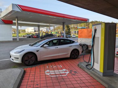 Humpolec, CZECH REPUBLIC - 16 Mayıs 2023: Tesla şarj istasyonları tüm AB 'de elektrikli otomobil sahiplerini barındırmak için mevcuttur. Tesla süperşarj istasyonu Prag ve Brno arasında D1 otoyolu üzerindedir.