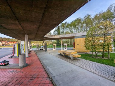 Humpolec, CZECH REPUBLIC - 16 Mayıs 2023: Tesla şarj istasyonları tüm AB 'de elektrikli otomobil sahiplerini barındırmak için mevcuttur. Tesla süperşarj istasyonu Prag ve Brno arasında D1 otoyolu üzerindedir.