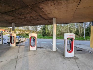 Humpolec, CZECH REPUBLIC - 16 Mayıs 2023: Tesla şarj istasyonları tüm AB 'de elektrikli otomobil sahiplerini barındırmak için mevcuttur. Tesla süperşarj istasyonu Prag ve Brno arasında D1 otoyolu üzerindedir.