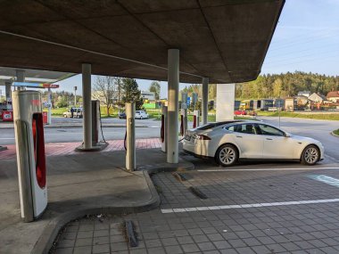Humpolec, CZECH REPUBLIC - 16 Mayıs 2023: Tesla şarj istasyonları tüm AB 'de elektrikli otomobil sahiplerini barındırmak için mevcuttur. Tesla süperşarj istasyonu Prag ve Brno arasında D1 otoyolu üzerindedir.