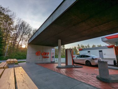 Humpolec, CZECH REPUBLIC - 16 Mayıs 2023: Tesla şarj istasyonları tüm AB 'de elektrikli otomobil sahiplerini barındırmak için mevcuttur. Tesla süperşarj istasyonu Prag ve Brno arasında D1 otoyolu üzerindedir.