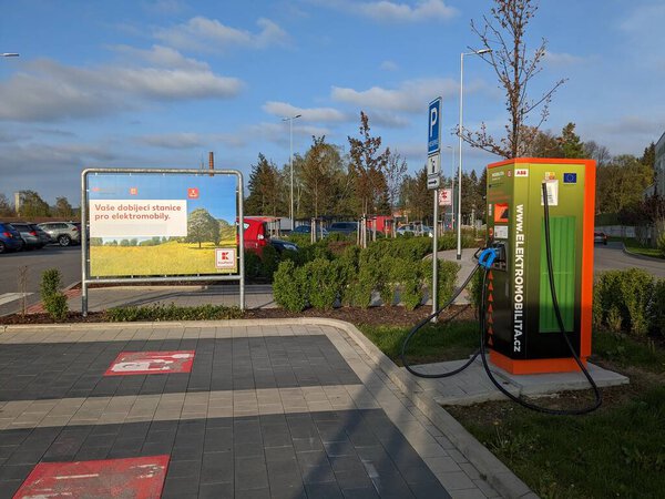 Humpol, Czech Republic - 13 СЕНТЯБРЯ 2024: Электромобильная нагнетательная станция KAUFLAND и E.ON, обеспечивающая быстрые зарядные решения для электромобилей на месторождениях Kaufland, поддерживающая устойчивость т
