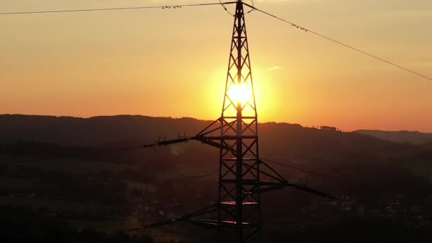 田舎の分野の空中視野の高圧鋼鉄パワー ポリロン ミスティの朝 夜明け ドローン飛行は送電線よりも低い 電気タワー ライン 日の出の日没 力のライン ネットワーク — ストック動画