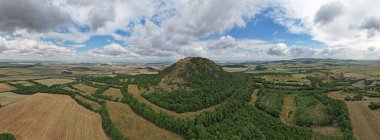 Ceske Stredohori Tepesi sıradağları-Merkez Bohem Uplantları veya Orta Bohem Dağları ve koruma altındaki manzara, hava manzaralı panorama dağları manzarası, Mila Hill, Çek Cumhuriyeti Louny Town, Avrupa