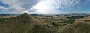 Ceske Stredohori Tepesi sıradağları ve korunan manzara, havadan manzaralı Panorama Dağları manzarası, Rana Tepesi, Çek Cumhuriyeti Louny Town, Europeclear yaz gökyüzü bulutlu