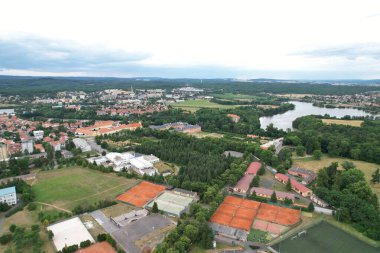Dobris kalesi ve tarihi şehir merkezi hava manzarası, Çek Cumhuriyeti, Avrupa 'daki Dob şehrinin şehir manzarası