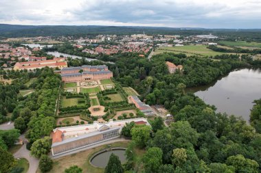Dobris kalesi ve tarihi şehir merkezi hava manzarası, Çek Cumhuriyeti, Avrupa 'daki Dob şehrinin şehir manzarası
