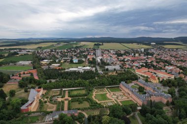 Dobris kalesi ve tarihi şehir merkezi hava manzarası, Çek Cumhuriyeti, Avrupa 'daki Dob şehrinin şehir manzarası