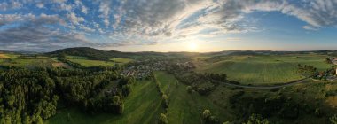 Zdoun, Sumava bölgesi, Çek Cumhuriyeti, Avrupa 'daki Saint Lawrence Kilisesi' nin güzel hava manzarası, Çek dağlarında kulesi olan güzel bir kilise.