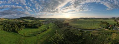 Zdoun, Sumava bölgesi, Çek Cumhuriyeti, Avrupa 'daki Saint Lawrence Kilisesi' nin güzel hava manzarası, Çek dağlarında kulesi olan güzel bir kilise.