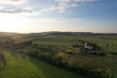 Zdoun, Sumava bölgesi, Çek Cumhuriyeti, Avrupa 'daki Saint Lawrence Kilisesi' nin güzel hava manzarası, Çek dağlarında kulesi olan güzel bir kilise.