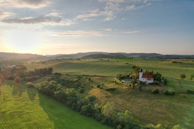 Zdoun, Sumava bölgesi, Çek Cumhuriyeti, Avrupa 'daki Saint Lawrence Kilisesi' nin güzel hava manzarası, Çek dağlarında kulesi olan güzel bir kilise.