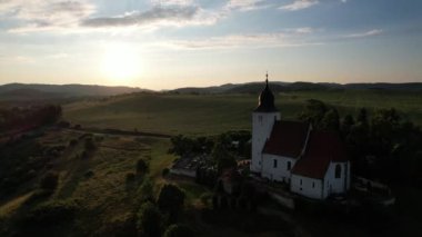 Zdoun, Sumava bölgesi, Çek Cumhuriyeti, Avrupa 'daki Saint Lawrence Kilisesi' nin güzel hava manzarası, Çek dağlarında kulesi olan güzel bir kilise.