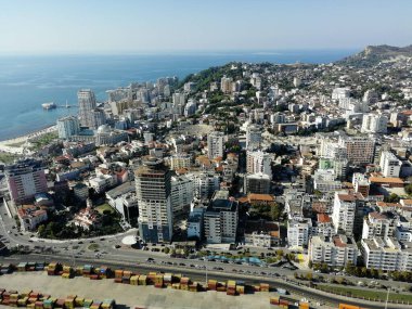 Durres, Arnavutluk - 13 Eylül 2021: Durres Arnavutluk 'un batısındaki Adriyatik Denizi kıyısında bir liman kentidir, sahil kenti, hava manzarası, güzel bir sahil kenti, Arnavutluk, Avrupa