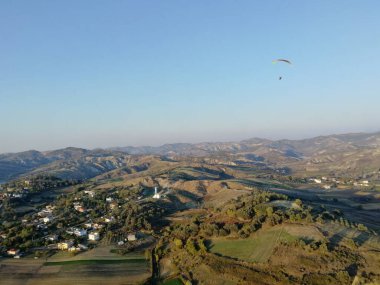 Arnavutluk dağlarında yamaç paraşütü, manzaralı apnorama manzarası, Avrupa ve Balkan