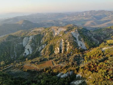 Arnavutluk dağlarında yamaç paraşütü, manzaralı apnorama manzarası, Avrupa ve Balkan