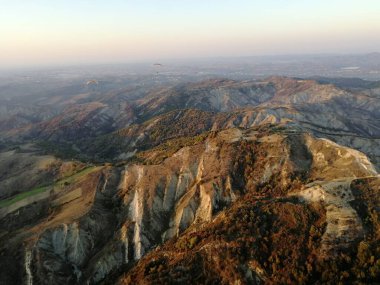 Arnavutluk dağlarında yamaç paraşütü, manzaralı apnorama manzarası, Avrupa ve Balkan