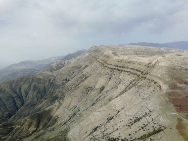 Arnavutluk dağlarında yamaç paraşütü, manzaralı apnorama manzarası, Avrupa ve Balkan