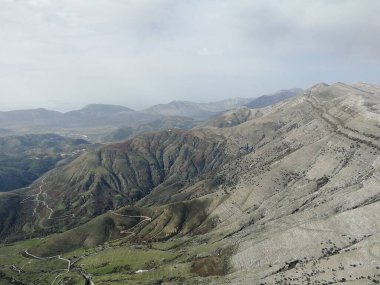 Arnavutluk dağlarında yamaç paraşütü, manzaralı apnorama manzarası, Avrupa ve Balkan