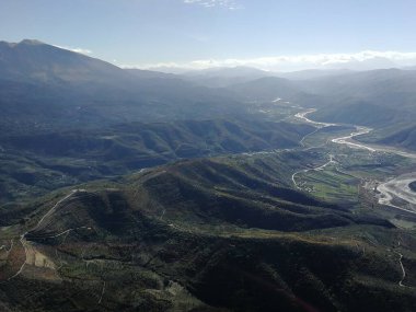 Arnavutluk dağlarında yamaç paraşütü, manzaralı apnorama manzarası, Avrupa ve Balkan