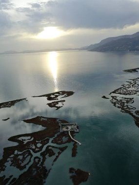 Arnavutluk kıyı şeridi boyunca uzanan mavi deniz ve kumlu plajlar üzerinde yamaç paraşütü manzarası, kıyı manzarası, turizm ve açık hava sporları faaliyetlerini yakalıyor