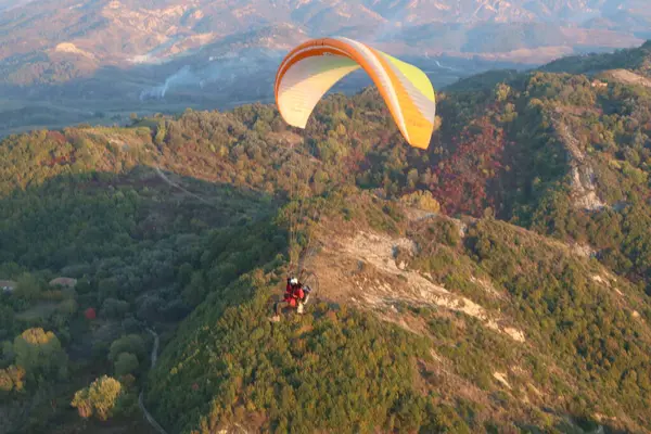 Paraşütlerin Güzelliği Paramotor Arnavutluk Sahil Gezisi — Stok fotoğraf
