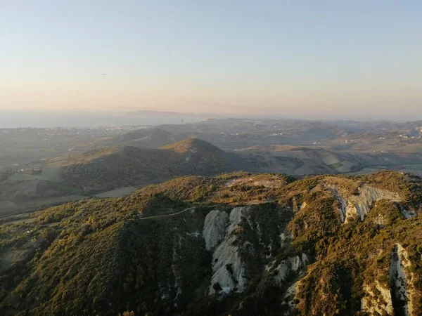 Arnavutluk dağlarında yamaç paraşütü, manzaralı apnorama manzarası, Avrupa ve Balkan