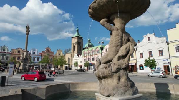 Havlickuv Brod チェコ共和国 2022年7月11日 旧市街広場Havlickuv Brodの噴水 ヴィソチナ地方チェコ共和国 — ストック動画