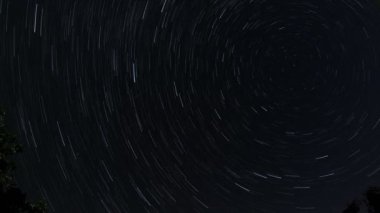 Aksiyon kamerasında yıldız izleri, Avrupa gökyüzü gecesi panoraması zaman aşımı