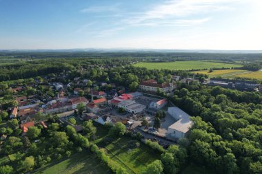 Şatosu, Çek Cumhuriyeti, Avrupa 'sı olan tarihi Dymokury kasabası, hava manzaralı güzel manzara manzarası