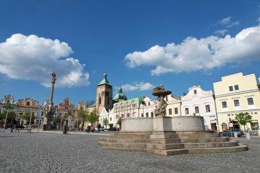 Havlickuv Brod, Çek Cumhuriyeti - 11 Temmuz 2022: Çek Cumhuriyeti 'nin Vysocina bölgesinde çeşmeli tarihi Havlickuv Brod şehir meydanı