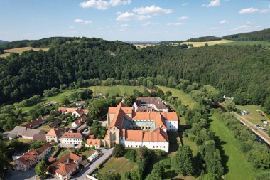 Zlata Koruna manastırı ve tarihi eski kasaba ve manastır, manzara manzarası, Çek Cumhuriyeti, Güney Bohemya, Avrupa