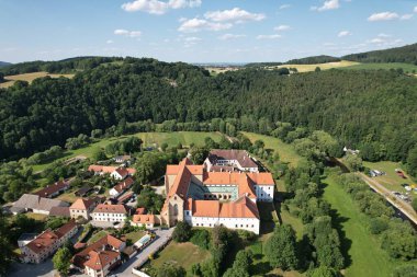 Zlata Koruna manastırı ve tarihi eski kasaba ve manastır, manzara manzarası, Çek Cumhuriyeti, Güney Bohemya, Avrupa