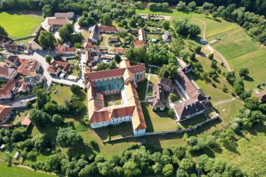 Zlata Koruna manastırı ve tarihi eski kasaba ve manastır, manzara manzarası, Çek Cumhuriyeti, Güney Bohemya, Avrupa