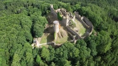 Helfenburk Ustek, Çek Cumhuriyeti - 11 Temmuz 2023: Helfenburg (Helfenburg) Bavorov kasabası ortaçağ şatosu kalıntıları, hava manzarası