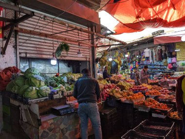 Amman, Jordan - 11 Şubat 2023: Amman 'daki yerel pazarın farklı türde marketleri, çanak ve poşet içinde yiyecek ve baharatlar, meyve ve et bulunan geleneksel yerel pazar yeri