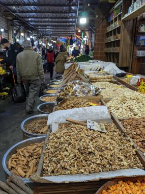 Amman, Jordan - 11 Şubat 2023: Amman 'daki yerel pazarın farklı türde marketleri, çanak ve poşet içinde yiyecek ve baharatlar, meyve ve et bulunan geleneksel yerel pazar yeri