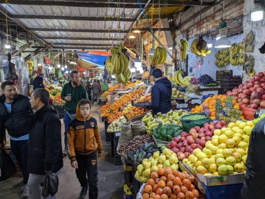 Amman, Jordan - 11 Şubat 2023: Amman 'daki yerel pazarın farklı türde marketleri, çanak ve poşet içinde yiyecek ve baharatlar, meyve ve et bulunan geleneksel yerel pazar yeri