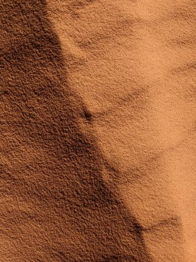 Wadi Rum Çölü, Ürdün. Kızıl çöl ve Jabal Al Qattar dağı. Çekimlerin yapıldığı ünlü filmler, güzel manzara manzarası.