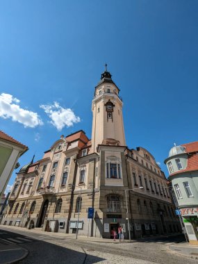 Bilina, Çek Cumhuriyeti-9 Temmuz 2023: Çeşmeler ve kaldırım taşı meydanı, kiliseler ve eski kasabanın üzerindeki şatosu ile Bilina tarihi kent merkezi