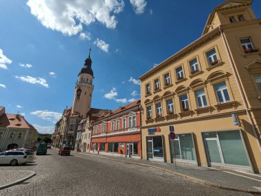 Bilina, Çek Cumhuriyeti-9 Temmuz 2023: Çeşmeler ve kaldırım taşı meydanı, kiliseler ve eski kasabanın üzerindeki şatosu ile Bilina tarihi kent merkezi