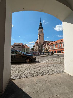 Bilina, Çek Cumhuriyeti-9 Temmuz 2023: Çeşmeler ve kaldırım taşı meydanı, kiliseler ve eski kasabanın üzerindeki şatosu ile Bilina tarihi kent merkezi