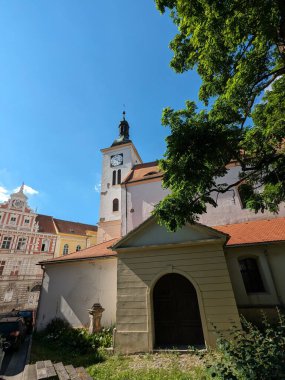 Bilina, Çek Cumhuriyeti-9 Temmuz 2023: Çeşmeler ve kaldırım taşı meydanı, kiliseler ve eski kasabanın üzerindeki şatosu ile Bilina tarihi kent merkezi