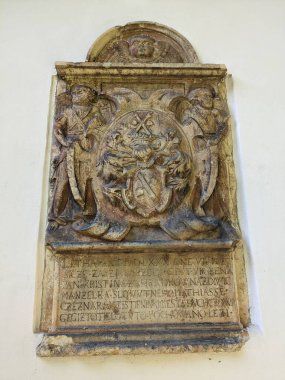 Bilina, Çek Cumhuriyeti-9 Temmuz 2023: Çeşmeler ve kaldırım taşı meydanı, kiliseler ve eski kasabanın üzerindeki şatosu ile Bilina tarihi kent merkezi